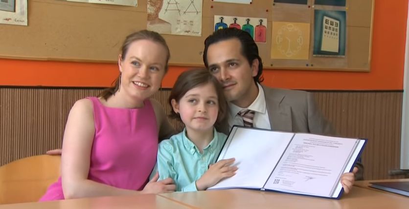Niño - 9 años - se graduara de la universidad - con sus padres - Captura de pantalla YouTube - noviembre 15 2019